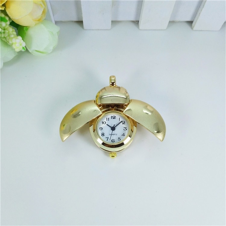 Džepni sat s motivom buba, karikatura stil, kvarcni mehanizam, metalno kućište, prikaz s kazaljkama i brojevima