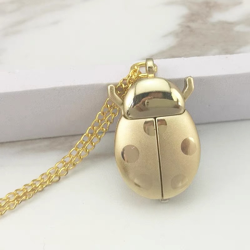 Džepni sat s motivom buba, karikatura stil, kvarcni mehanizam, metalno kućište, prikaz s kazaljkama i brojevima