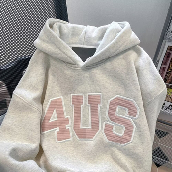 Hanorac damă cu glugă din fleece de miel, imprimeu cu litere/numere, croială lejeră, stil pulover, amestec poliester-spandex, iarnă 2023