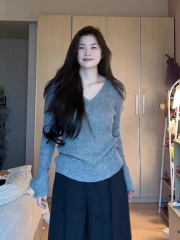 Kötött női kapucnis pulóver V-nyakkal, hosszú ujjú, szabálytalan szegéllyel