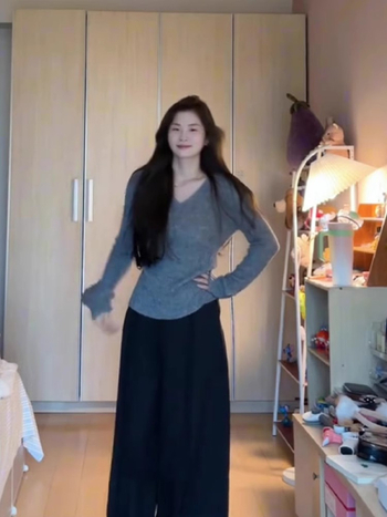 Kötött női kapucnis pulóver V-nyakkal, hosszú ujjú, szabálytalan szegéllyel