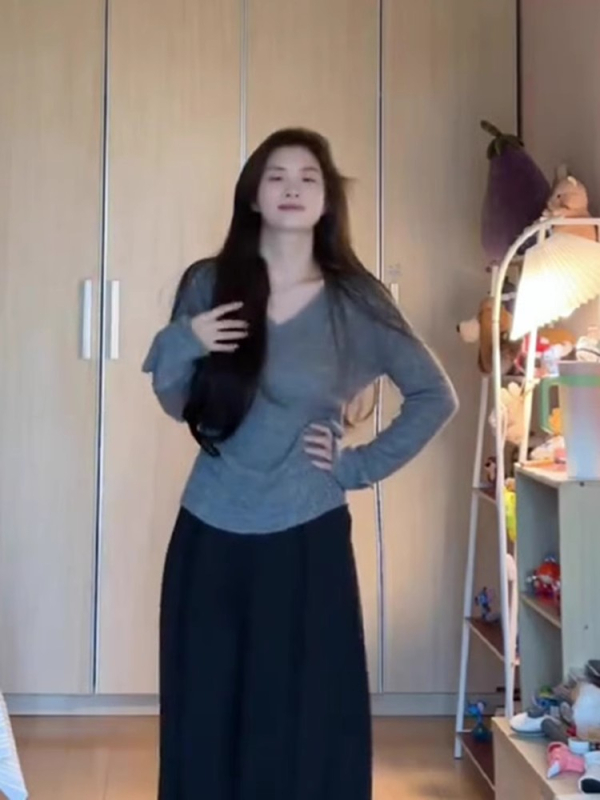 Kötött női kapucnis pulóver V-nyakkal, hosszú ujjú, szabálytalan szegéllyel