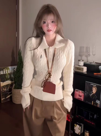 Kapucnis polo nyakú kábel kötött pulóver, karcsúsított szabás, hosszú ujjú