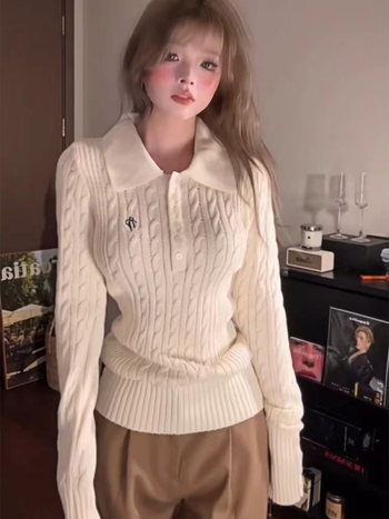 Kapucnis polo nyakú kábel kötött pulóver, karcsúsított szabás, hosszú ujjú