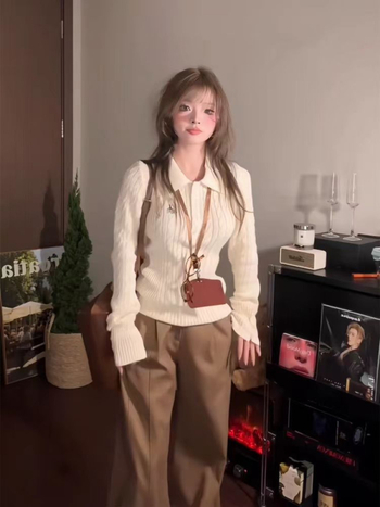 Kapucnis polo nyakú kábel kötött pulóver, karcsúsított szabás, hosszú ujjú