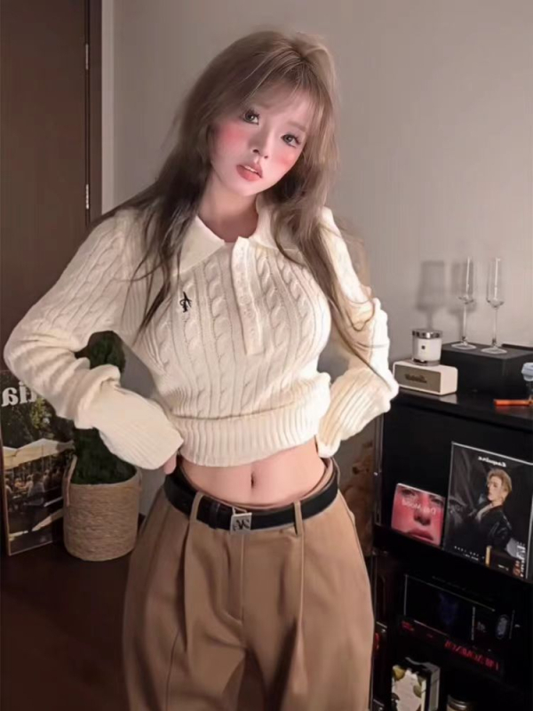 Kapucnis polo nyakú kábel kötött pulóver, karcsúsított szabás, hosszú ujjú