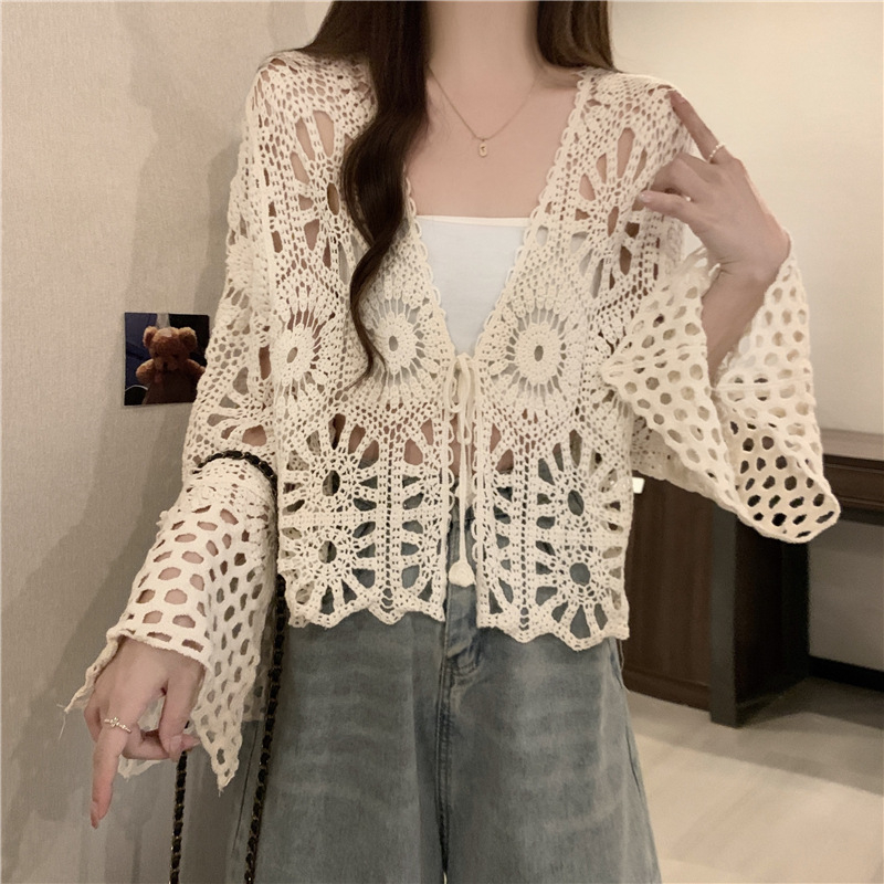 Adīts kardigans ar šalli un saitēm | Audums: aitu vilna; Raksts: viendabīgs; Piedurknes tips: bat piedurkne; Apkakle: polo; Garums: 50–65 cm