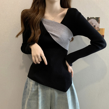 Adīts tops ar V kaklu, garām piedurknēm, asimetriskas paneļu dizains, brīvs griezums, izšūšana