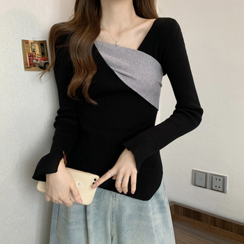 Adīts tops ar V kaklu, garām piedurknēm, asimetriskas paneļu dizains, brīvs griezums, izšūšana