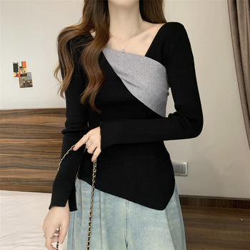 Adīts tops ar V kaklu, garām piedurknēm, asimetriskas paneļu dizains, brīvs griezums, izšūšana