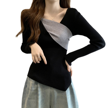 Adīts tops ar V kaklu, garām piedurknēm, asimetriskas paneļu dizains, brīvs griezums, izšūšana