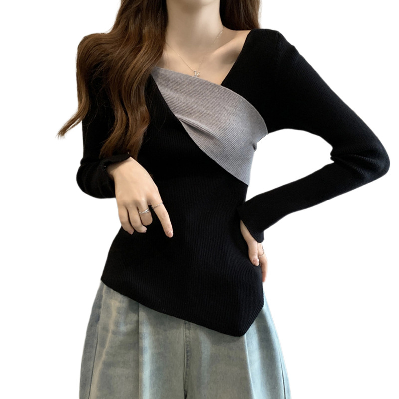 Adīts tops ar V kaklu, garām piedurknēm, asimetriskas paneļu dizains, brīvs griezums, izšūšana