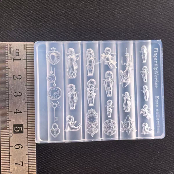 3D nagų formelė su motyvais: Mažasis Angeliukas, kišeninis laikrodis ir Meilės spyna; medžiaga: derva; reljefinis raštas; tinkama įprastam naudojimui