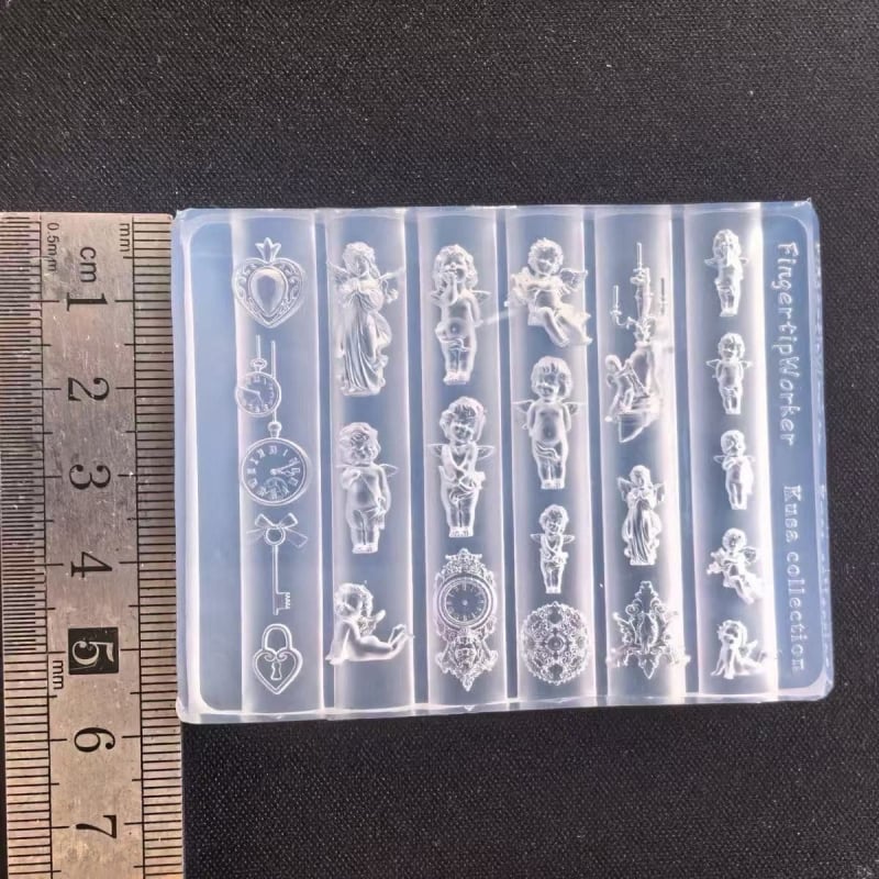 3D nagų formelė su motyvais: Mažasis Angeliukas, kišeninis laikrodis ir Meilės spyna; medžiaga: derva; reljefinis raštas; tinkama įprastam naudojimui