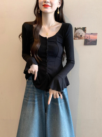 Adīts audums; poliesteris 95%+; zivju kaula raksts; garas piedurknes; apaļš kakls