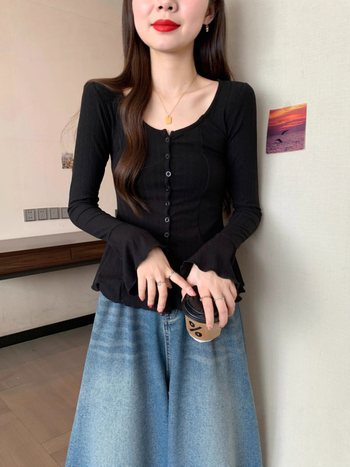 Adīts audums; poliesteris 95%+; zivju kaula raksts; garas piedurknes; apaļš kakls