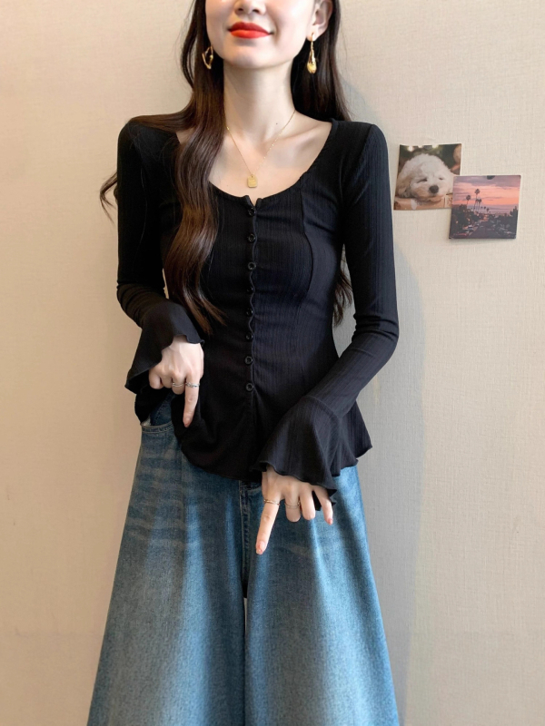 Adīts audums; poliesteris 95%+; zivju kaula raksts; garas piedurknes; apaļš kakls