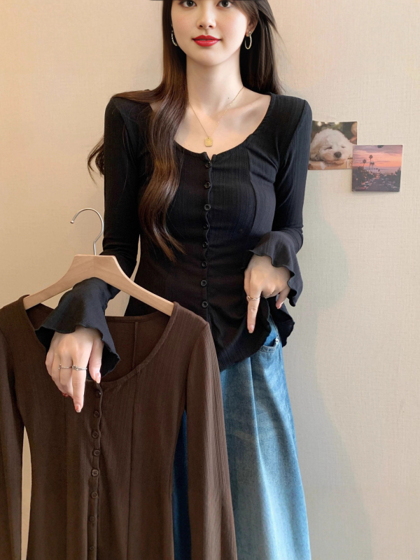 Adīts audums; poliesteris 95%+; zivju kaula raksts; garas piedurknes; apaļš kakls