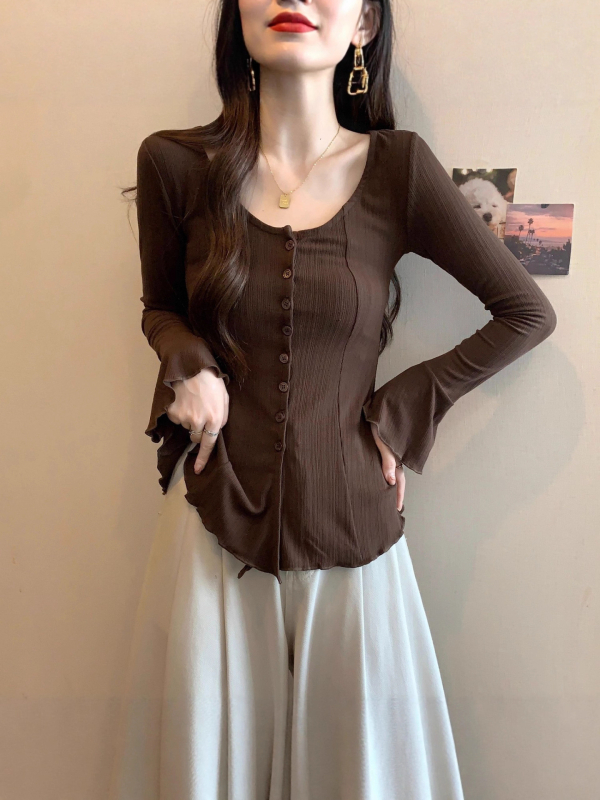 Adīts audums; poliesteris 95%+; zivju kaula raksts; garas piedurknes; apaļš kakls