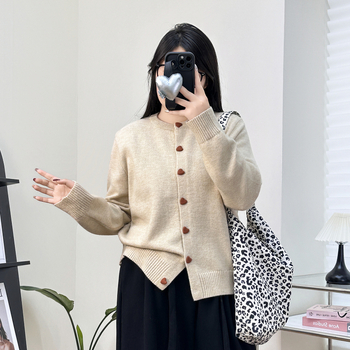 Moteriškas megztas kardiganas - rudens–žiemos 2025, poliesteris 90–95%, megztas audinys, ilgos rankovės