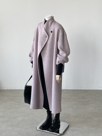 Sieviešu vilnas mētelis ar 80–90% vilnu un līdz 30% zīds, garums 80–100 cm, apkakle pusaugstā, garie piedurknes