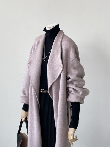 Sieviešu vilnas mētelis ar 80–90% vilnu un līdz 30% zīds, garums 80–100 cm, apkakle pusaugstā, garie piedurknes