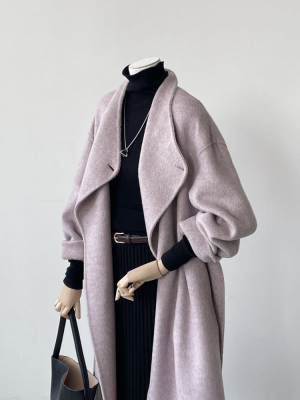 Sieviešu vilnas mētelis ar 80–90% vilnu un līdz 30% zīds, garums 80–100 cm, apkakle pusaugstā, garie piedurknes