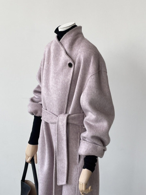 Sieviešu vilnas mētelis ar 80–90% vilnu un līdz 30% zīds, garums 80–100 cm, apkakle pusaugstā, garie piedurknes