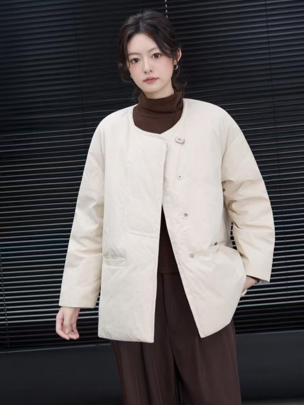 Geacă de iarnă pentru femei, mărime plus, croială lejeră, guler rotund, mâneci lungi, iarnă 2025, material exterior din bumbac, umplutură cu puf de rață 101–200 g, 86–90% puf, stil casual japonez/coreean