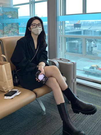 Blazer - croială lejeră, lungime medie-lungă, guler sacou, cu două nasturi pe un rând