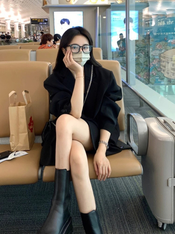 Blazer - croială lejeră, lungime medie-lungă, guler sacou, cu două nasturi pe un rând