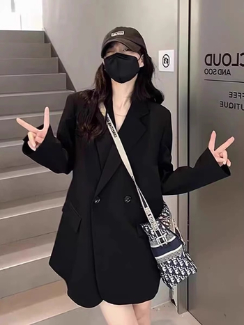 Blazer - croială lejeră, lungime medie-lungă, guler sacou, cu două nasturi pe un rând