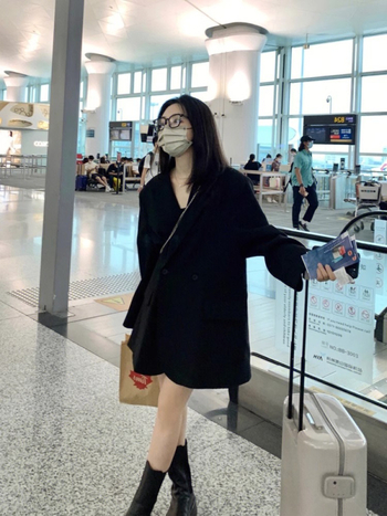 Blazer - croială lejeră, lungime medie-lungă, guler sacou, cu două nasturi pe un rând