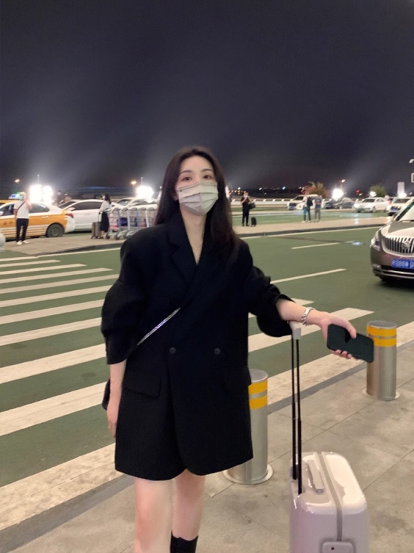 Blazer - croială lejeră, lungime medie-lungă, guler sacou, cu două nasturi pe un rând