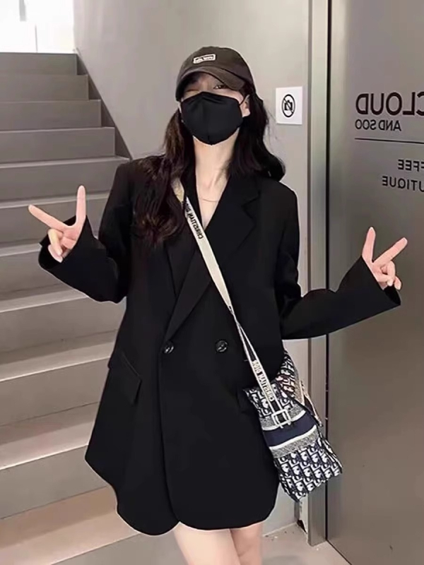 Blazer - croială lejeră, lungime medie-lungă, guler sacou, cu două nasturi pe un rând