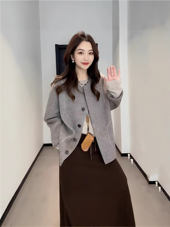 Divpusējs sieviešu mētelis, silts kokvilnas maisījums, brīvā piegriezuma, apaļš kakls, garas piedurknes, ziemas 2024