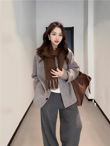 Divpusējs sieviešu mētelis, silts kokvilnas maisījums, brīvā piegriezuma, apaļš kakls, garas piedurknes, ziemas 2024