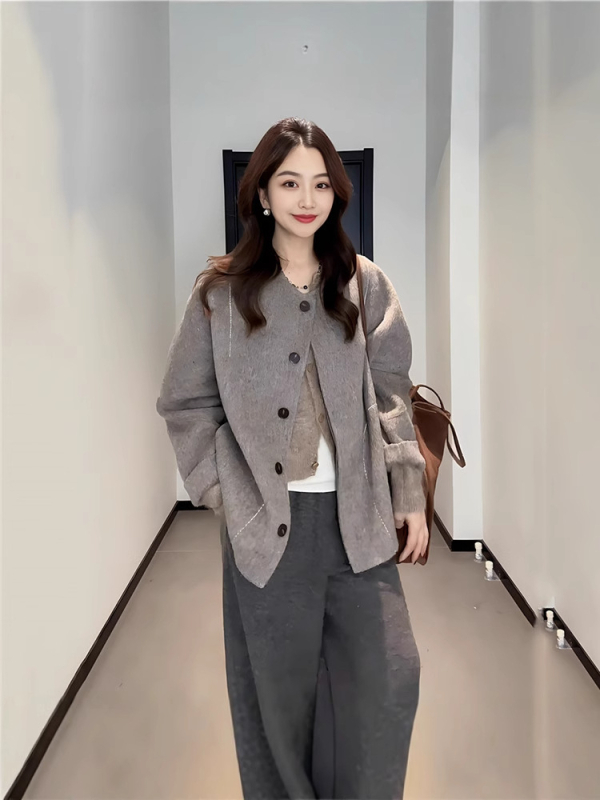 Divpusējs sieviešu mētelis, silts kokvilnas maisījums, brīvā piegriezuma, apaļš kakls, garas piedurknes, ziemas 2024