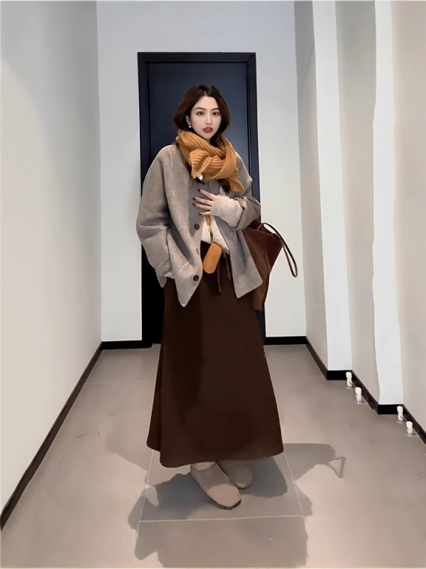 Divpusējs sieviešu mētelis, silts kokvilnas maisījums, brīvā piegriezuma, apaļš kakls, garas piedurknes, ziemas 2024