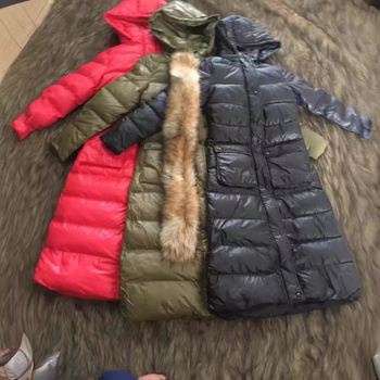 Дамско палто с полиестер-памучен пълнеж, удължен модел, със стояща яка и свалящ се изкуствен косъм на яка, дълги ръкави