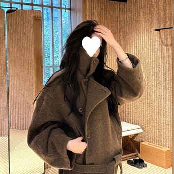 Īss sievietes poliestera mēteļa jaka ar šalles apkakli, asimetriska griezuma, pogas un kabatas, garas piedurknes