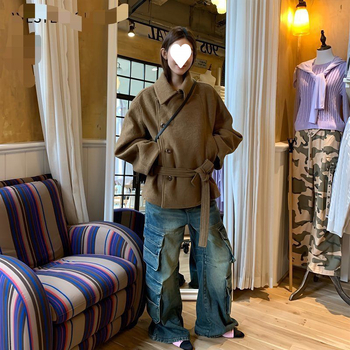 Īss sievietes poliestera mēteļa jaka ar šalles apkakli, asimetriska griezuma, pogas un kabatas, garas piedurknes