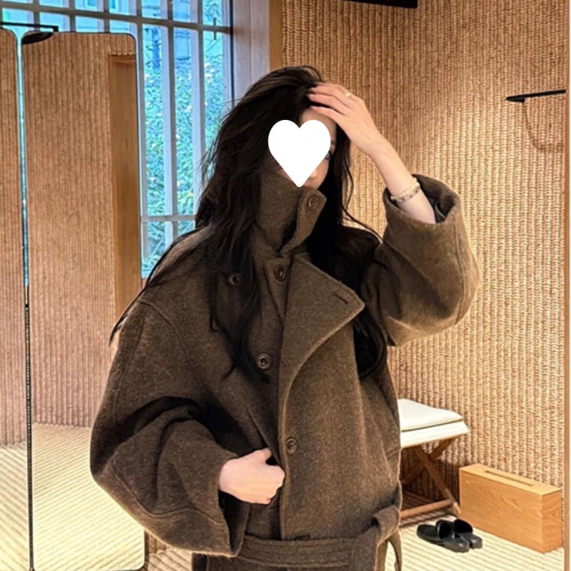 Īss sievietes poliestera mēteļa jaka ar šalles apkakli, asimetriska griezuma, pogas un kabatas, garas piedurknes