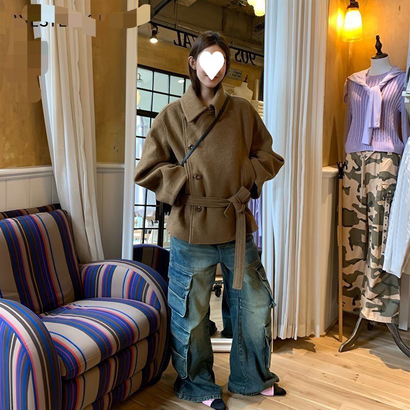 Īss sievietes poliestera mēteļa jaka ar šalles apkakli, asimetriska griezuma, pogas un kabatas, garas piedurknes