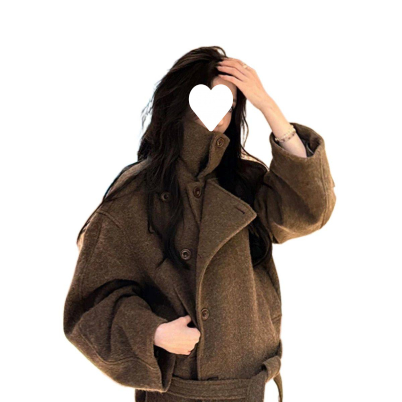 Īss sievietes poliestera mēteļa jaka ar šalles apkakli, asimetriska griezuma, pogas un kabatas, garas piedurknes