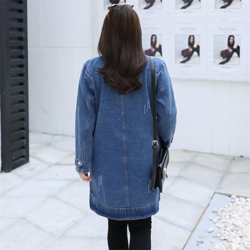 Jachetă din denim cu croială relaxată, decolteu în V, mâneci lungi, țesătură din bumbac