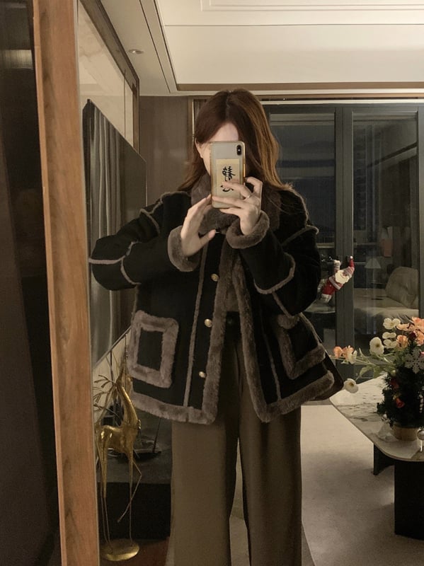 Jachetă cu blană sintetică integrată din poliester, guler polo, mâneci lungi, lungime normală 50–65 cm