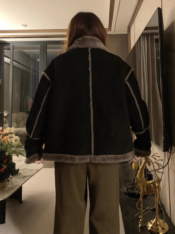 Jachetă cu blană sintetică integrată din poliester, guler polo, mâneci lungi, lungime normală 50–65 cm