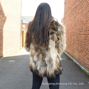 Palton din blană de raton cu guler înalt, mâneci lungi, lungime 50–65 cm