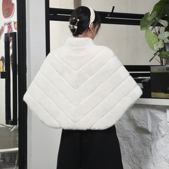 Palton din blană artificială de nurcă, încălzire îngroșată, croială lejeră, guler înalt, mâneci lungi, lungime medie-lungă (65–80 cm), pentru femei